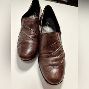 (GUC) Clarks Womens Loafers Shoes Brown Leather Slip On Mid Heel -  8.5